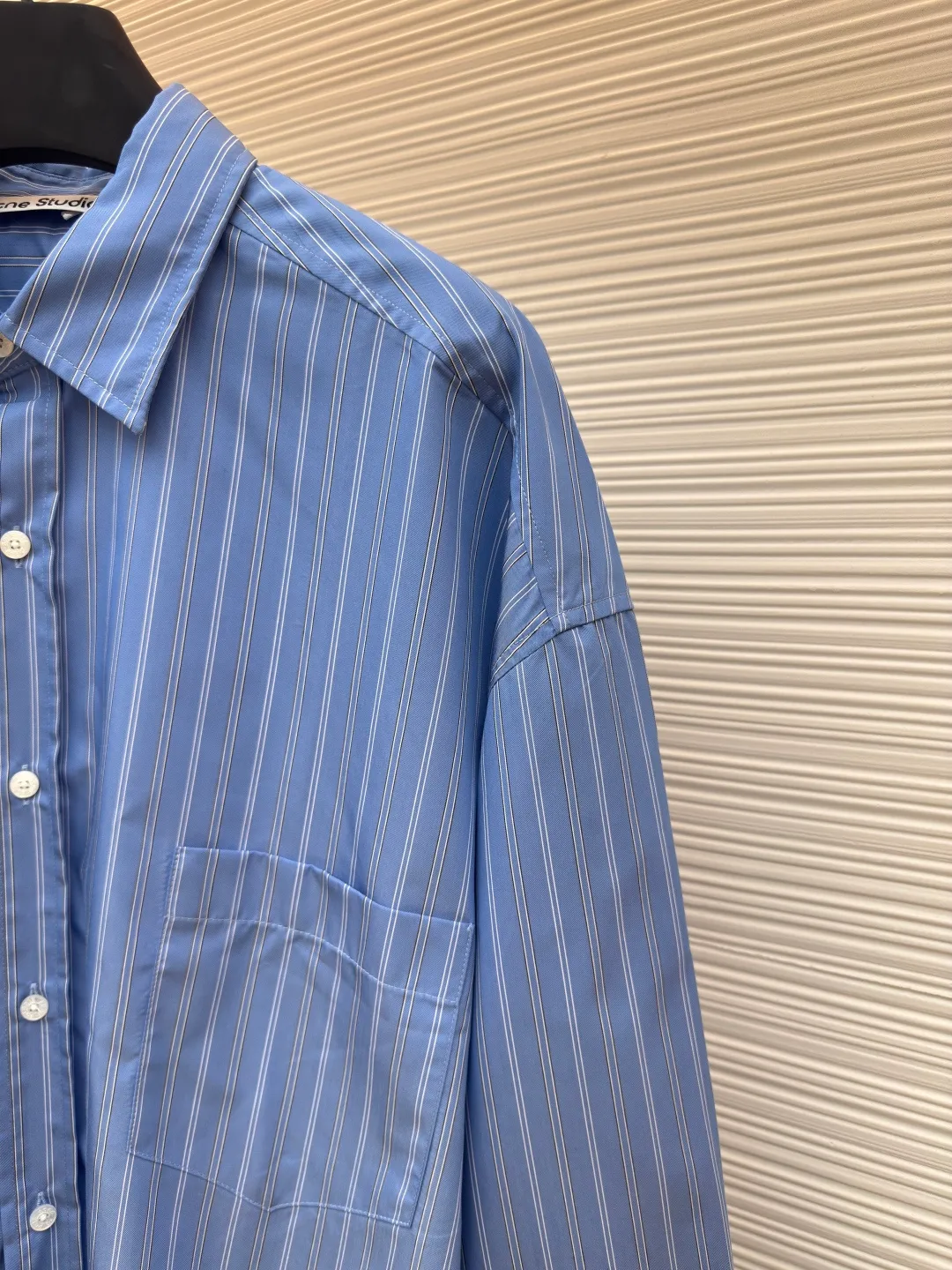 Acne Studios 1996 logo striped shirt ●Authentic product: 5500 purchase and development ●Item number: 1680333-B05 ●Fabric: Three-color soft light Tencel cotton rhyme woven striped fabric ●Technology: Positioning cutting machine ●Version: Fitted version ●Weight: about 315 grams ●Size: 44-46-48-50 ●Description: Customized three-color soft light Tencel cotton rhyme woven striped fabric with excellent texture and comfortable skin fit With classic blue as the main tone, it is dynamic and energetic, fresh and elegant. The distribution of black and white stripes is staggered, delicate and smooth. The Acne Studios1996 logo label is embellished on the back, carrying the origin and history of the brand, and pushing the retro atmosphere to a climax. The details reveal a sense of luxury, and the beauty of layers is all in the stripes. Infrared positioning cutting machine uses infrared emitters and infrared receivers to achieve precise positioning of materials. The accuracy can reach the micron level, thereby meeting the effect of high-precision cutting of plaid alignment. The middle heat transfer position uses advanced positioning tools to ensure the alignment marks on the clothing, and then professionally trims the heat transfer edges to achieve high-precision alignment. The overall wiring is straight and delicate, the fabric is comfortable and soft, and the color is consistent without color difference. It can be matched with the same style to create a fashionable look and control various occasions. Customized accessories, complete with three standards, same style for men and women!